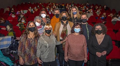 El equipo de actores y actrices del cortometraje ‘La psicóloga clandestina’ junto con las directoras, María Castejón e Idoia Santxez, antes del estreno en Los Llanos El equipo de actores y actrices del cortometraje ‘La psicóloga clandestina’ junto con las directoras, María Castejón e Idoia Santxez, antes del estreno en Los Llanos