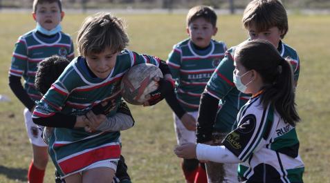 Un jugador de La Única hace un placaje a un rival del Iruña, el pasado fin de semana en el campo de rugby de la UPNA Un jugador de La Única hace un placaje a un rival del Iruña, el pasado fin de semana en el campo de rugby de la UPNA