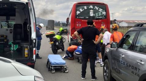 Momento del accidente que tuvo el ciclista colombiano Egán Bernal contra un bus, en Chía (Colombia) Momento del accidente que tuvo el ciclista colombiano Egán Bernal contra un bus, en Chía (Colombia)