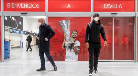 Martial, junto a Monchi, a su llegada a Sevilla Martial, junto a Monchi, a su llegada a Sevilla