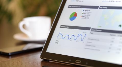 Tableta que muestra varios gráficos sobre tráfico web, uno de los datos más relevantes a la hora de analizar posibles clientes potenciales