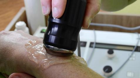 Un fisioterapeuta tratando a un paciente Un fisioterapeuta tratando a un paciente