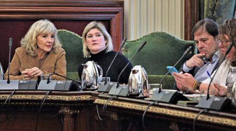 María García-Barberena, a la derecha en un pleno, junto a su compañera María Caballero. María García-Barberena, a la derecha en un pleno, junto a su compañera María Caballero.