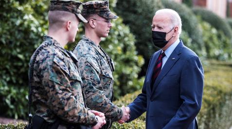BidenSoldados Joe Biden se dirige a dos marines este martes, 25 de enero, en Washington