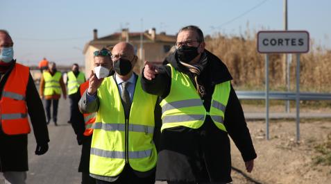 El consejero Ciriza con el alcalde de Cortes, Fernando Sierra en la visita a las obras de la carretera entre Cortes y Aragón El consejero Ciriza con el alcalde de Cortes, Fernando Sierra en la visita a las obras de la carretera entre Cortes y Aragón