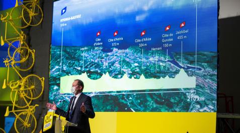 El director del Tour de Francia, Christian Prudhomme, interviene durante el actro celebrado este miércoles en Vitoria para dar a conocer los detalles de los recorridos de las tres primeras etapas de la edición 2023 de la carrera francesa que arrancará en El director del Tour de Francia, Christian Prudhomme, interviene durante el actro celebrado este miércoles en Vitoria para dar a conocer los detalles de los recorridos de las tres primeras etapas de la edición 2023 de la carrera francesa que arrancará en