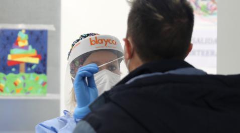 Una profesional toma una muestra para detectar coronavirus en Forem Una profesional toma una muestra para detectar coronavirus en Forem