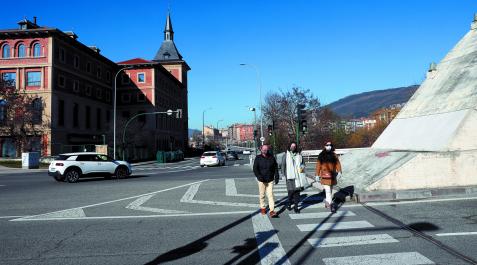 La zona soporta un intenso tráfico y, a ojos de los vecinos, el paso es demasiado estrecho La zona soporta un intenso tráfico y, a ojos de los vecinos, el paso es demasiado estrecho