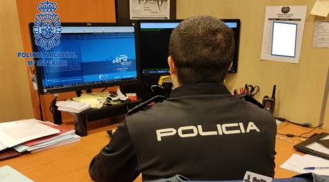 policia Un policía nacional investigando