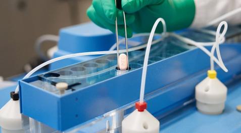 Paxlovid, de Pfizer, es un tratamiento que frena la reproducción del virus en el organismo y reduce la duración de las hospitalizaciones y el número de muertes Paxlovid, de Pfizer, es un tratamiento que frena la reproducción del virus en el organismo y reduce la duración de las hospitalizaciones y el número de muertes