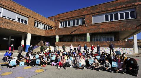 Parte del alumnado del colegio de Larraga con el libro que busca concienciar en la importancia de cuidar el entorno natural Parte del alumnado del colegio de Larraga con el libro que busca concienciar en la importancia de cuidar el entorno natural
