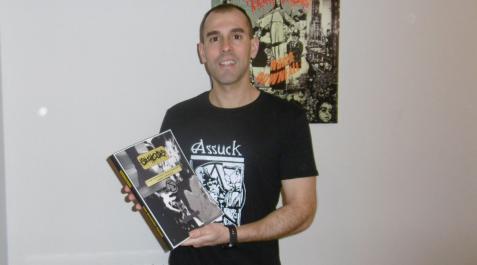 El murchantino Iván Hernández Aguado, aficionado a la música Metal Extremo, se ha centrado en uno de los géneros que más le gusta, el Grindcore, para crear un libro que recorre su trayectoria desde que surgió, en 1980, y las bandas que lo interpretan El murchantino Iván Hernández Aguado, aficionado a la música Metal Extremo, se ha centrado en uno de los géneros que más le gusta, el Grindcore, para crear un libro que recorre su trayectoria desde que surgió, en 1980, y las bandas que lo interpretan