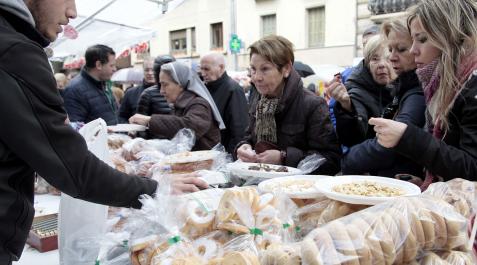 El tradicional mercadillo de San Blas se instalará de nuevo este año en el paseo de Sarasate, con 21 puestos de roscos y dulces El tradicional mercadillo de San Blas se instalará de nuevo este año en el paseo de Sarasate, con 21 puestos de roscos y dulces