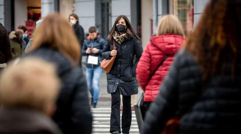 personas pasean con mascarilla en Pamplona personas pasean con mascarilla en Pamplona