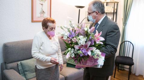 El alcalde felicita a Maria Paz Amézqueta Diez de Ulzurrun que hoy cumple 100 años El alcalde felicita a Maria Paz Amézqueta Diez de Ulzurrun que hoy cumple 100 años