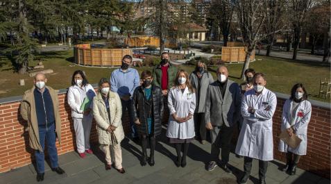 El director general de Salud, Carlos Artundo, junto al coordinador de trasplantes en Navarra, José Roldán, y representantes de asociaciones de trasplantados y personal de la nueva oficina El director general de Salud, Carlos Artundo, junto al coordinador de trasplantes en Navarra, José Roldán, y representantes de asociaciones de trasplantados y personal de la nueva oficina