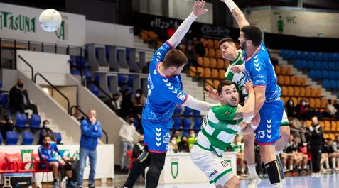 Helvetia Una jugada del amistoso que el Helvetia Anaitasuna disputó la pasada semana frente al Billére.