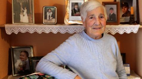 Remedios Mágán Sánchez posa, rodeada de fotografías familiares, en un rincón del salón de su piso en Beriáin, al que llegó cuando el edificio recién construido no tenía luz (la instaló un vecino con nociones de electricista) y las calles de la zona de Pot Remedios Mágán Sánchez posa, rodeada de fotografías familiares, en un rincón del salón de su piso en Beriáin, al que llegó cuando el edificio recién construido no tenía luz (la instaló un vecino con nociones de electricista) y las calles de la zona de Potasas (hoy casco Nuevo) no estaban asfaltadas