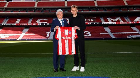 Wass Daniel Wass, junto al presidente del Atlético, Enrique Cerezo, durante su presentación