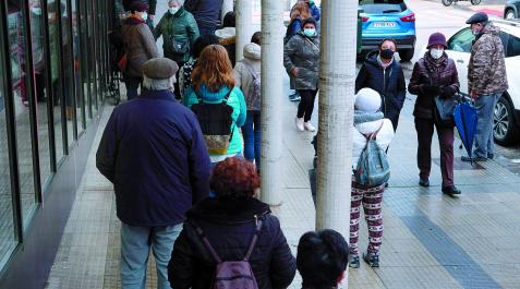 Personas esperando para ser atendidos en el centro de salud de la Rochapea Personas esperando para ser atendidos en el centro de salud de la Rochapea