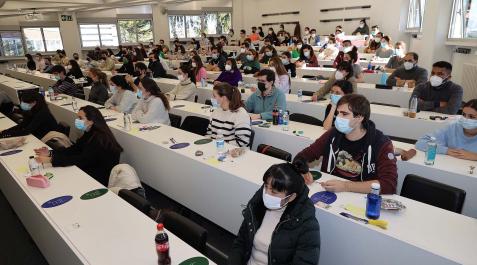 Parte de los aspirantes, ayer en una de las aulas del ‘hexágono’ de la Facultad de Ciencias de la Universidad de Navarra. Parte de los aspirantes, ayer en una de las aulas del ‘hexágono’ de la Facultad de Ciencias de la Universidad de Navarra.