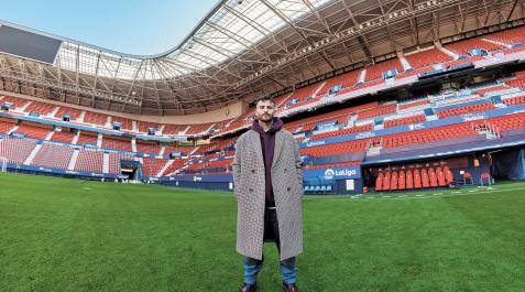rubén garcía Rubén García posa en el césped de El Sadar tras el amistoso que disputó Osasuna el pasado jueves ante el Alavés