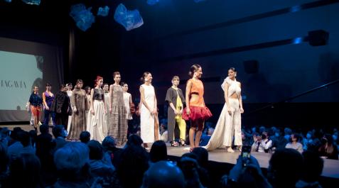 Las modelos que lucieron los diseños salieron juntas al final del desfile Las modelos que lucieron los diseños salieron juntas al final del desfile