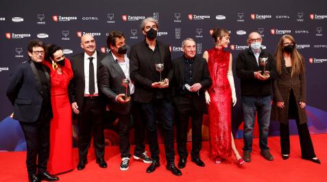BuenPatron El equipo de 'El buen patrón' posa con los galardones conseguidos