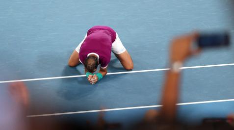 RafaRodillas Nadal, arrodillado y emocionado, celebra el triunfo en Melbourne