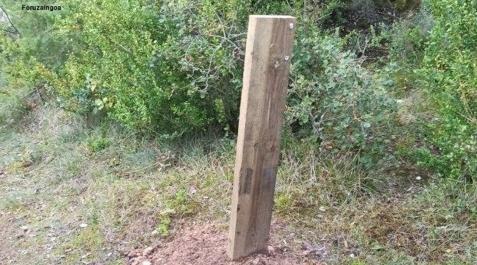 Resto de una de las señales destrozadas Resto de una de las señales destrozadas