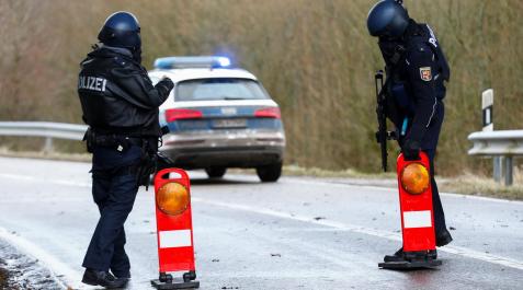 policía alemania Control de la Policía alemana en los alrededores del lugar del suceso