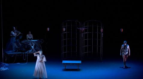 Tránsitos Escena de 'Tránsitos', espectáculo de teatro-danza de la compañía navarra Amico Teatro