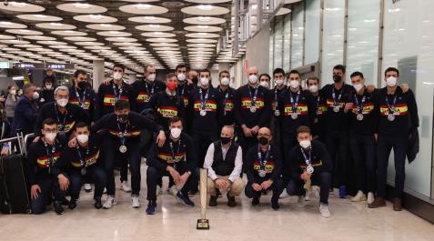 HispanosPLata Los componentes de la selección nacional, con la medalla al cuello, esta tarde