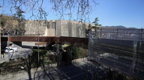 Los andamios marcan una nueva etapa en la consecución de la pasarela