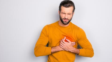 Dolor pecho Un agudo dolor en el pecho es el síntoma común entre la costocondrosis y el infarto.