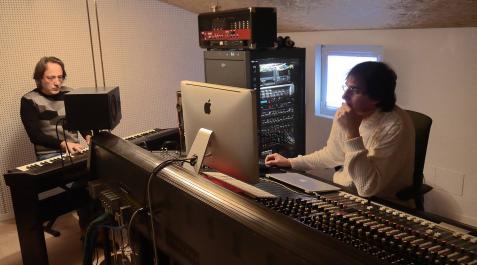 Jaokin Taboada, a la izquierda, toca en el estudio de grabación de Javier de Mabel (a la derecha) en Sartaguda Jaokin Taboada, a la izquierda, toca en el estudio de grabación de Javier de Mabel (a la derecha) en Sartaguda