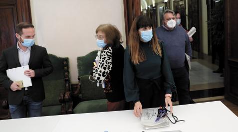 Los cinco ediles socialistas entran en la sala de plenos, este jueves por la tarde. Acababan de llegar de la rueda de prensa Los cinco ediles socialistas entran en la sala de plenos, este jueves por la tarde. Acababan de llegar de la rueda de prensa