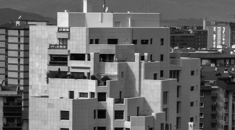 Esta imagen de la torre de Erroz permite percibir con claridad  que termina en un  ‘poblado escalonado’