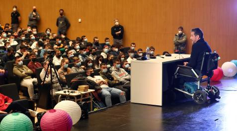 Juan Carlos Unzué habla desde el escenario del salón de actos de Salesianos, en Sarriguren. En las butacas, más de 300 alumnos de segundos ciclos de grado superior Juan Carlos Unzué habla desde el escenario del salón de actos de Salesianos, en Sarriguren. En las butacas, más de 300 alumnos de segundos ciclos de grado superior
