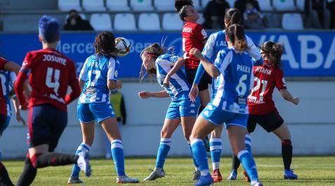 OsasunaFemenino Una jugadora rojilla se impone a las rivales del Deportivo Abanca durante el encuentro en Abegondo