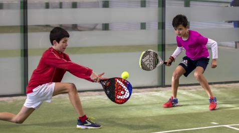 Dos jóvenes disputando el domingo la primera jornada de los Juegos Deportivos de Navarra de pádel en las instalaciones de Anaitasuna Dos jóvenes disputando el domingo la primera jornada de los Juegos Deportivos de Navarra de pádel en las instalaciones de Anaitasuna