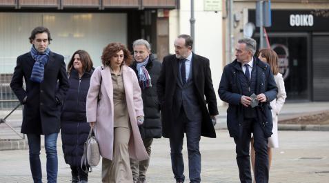 Este jueves por la mañana, en el primer día sin mascarilla obligatoria en el exterior, parlamentarios de UPN, con Javier Esparza al frente, se dirigen al pleno del Parlamento. De izquierda a derecha: Ángel Ansa, Marta Álvarez, la también secretaria gener Este jueves por la mañana, en el primer día sin mascarilla obligatoria en el exterior, parlamentarios de UPN, con Javier Esparza al frente, se dirigen al pleno del Parlamento. De izquierda a derecha: Ángel Ansa, Marta Álvarez, la también secretaria general de UPN Yolanda Ibáñez, Pedro González, Javier Esparza, Miguel Bujanda y Mª Jesús Valdemoros.