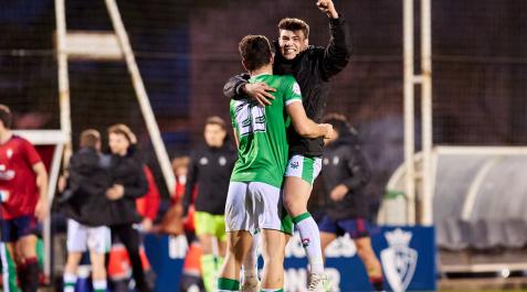 Ander Dufur y Eder Iribarren, del San Juan, celebran el triunfo ante el Promesas
