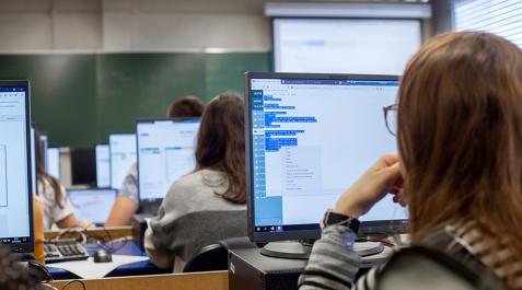 Estudiantes trabajando con ordenadores en un aula de la UPNA Estudiantes trabajando con ordenadores en un aula de la UPNA