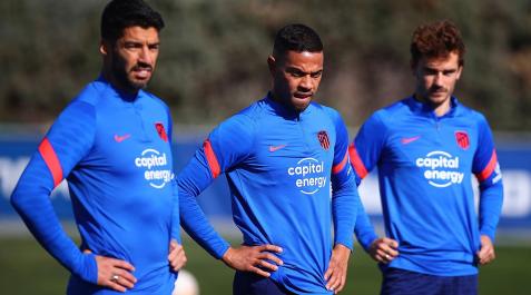 Los jugadores del Atlético de Madrid, Luis Suárez (i), Renan Lodi (c) y Antoine Griezmann durante el entrenamiento Los jugadores del Atlético de Madrid, Luis Suárez (i), Renan Lodi (c) y Antoine Griezmann durante el entrenamiento