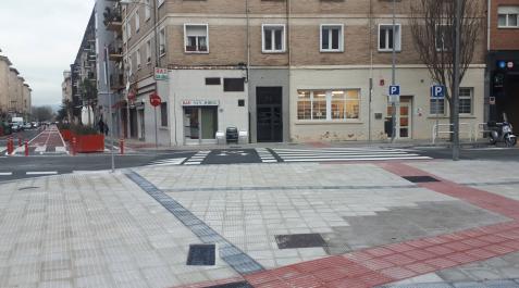 Se ha actuado también sobre los pasos de peatones de San Jorge Se ha actuado también sobre los pasos de peatones de San Jorge