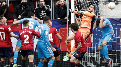 Sergio Herrera, obstaculizado por Luis Suárez en la jugada del primer gol Sergio Herrera, obstaculizado por Luis Suárez en la jugada del primer gol