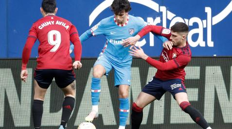 Nacho Vidal pugna por el balón con Joao Félix ante la mirada del Chimy Ávila Nacho Vidal pugna por el balón con Joao Félix ante la mirada del Chimy Ávila