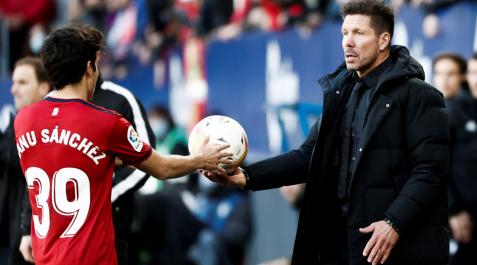 El entrenador del Atlético de Madrid, Diego Pablo Simeone, entrega el balón a Manu Sánchez El entrenador del Atlético de Madrid, Diego Pablo Simeone, entrega el balón a Manu Sánchez