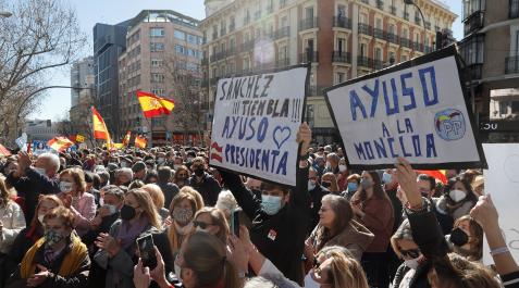 genova PP Simpatizantes de Isabel Díaz Ayuso durante la concentración que han protagonizado este domingo frente a la sede del PP en la calle Génova